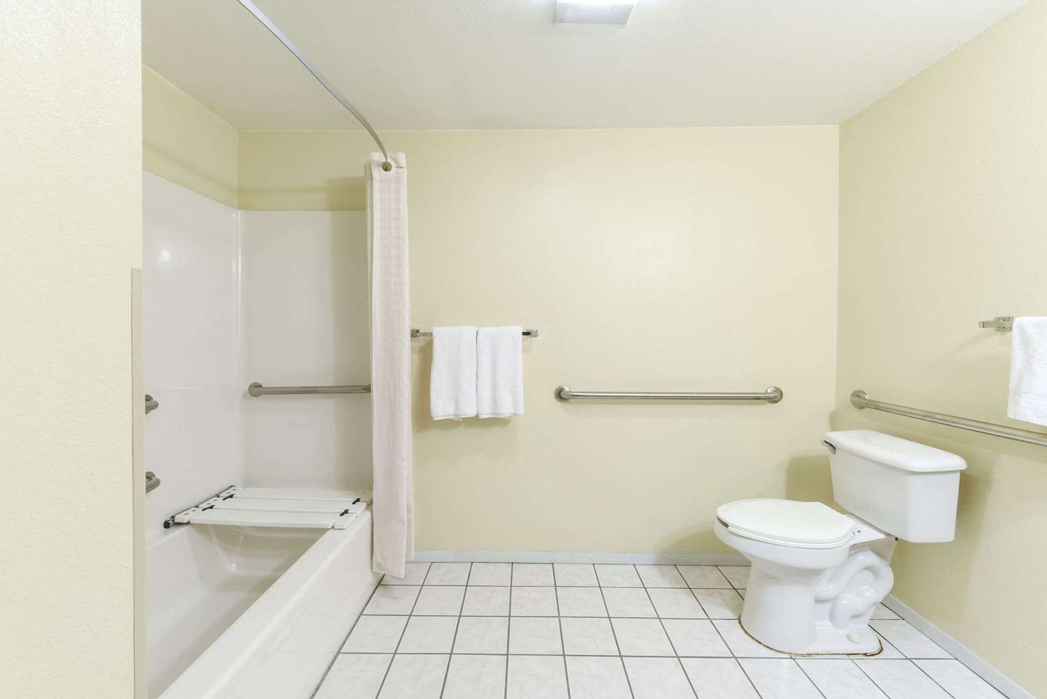 Super 8 by Wyndham Burleson Fort Worth Area 14/15