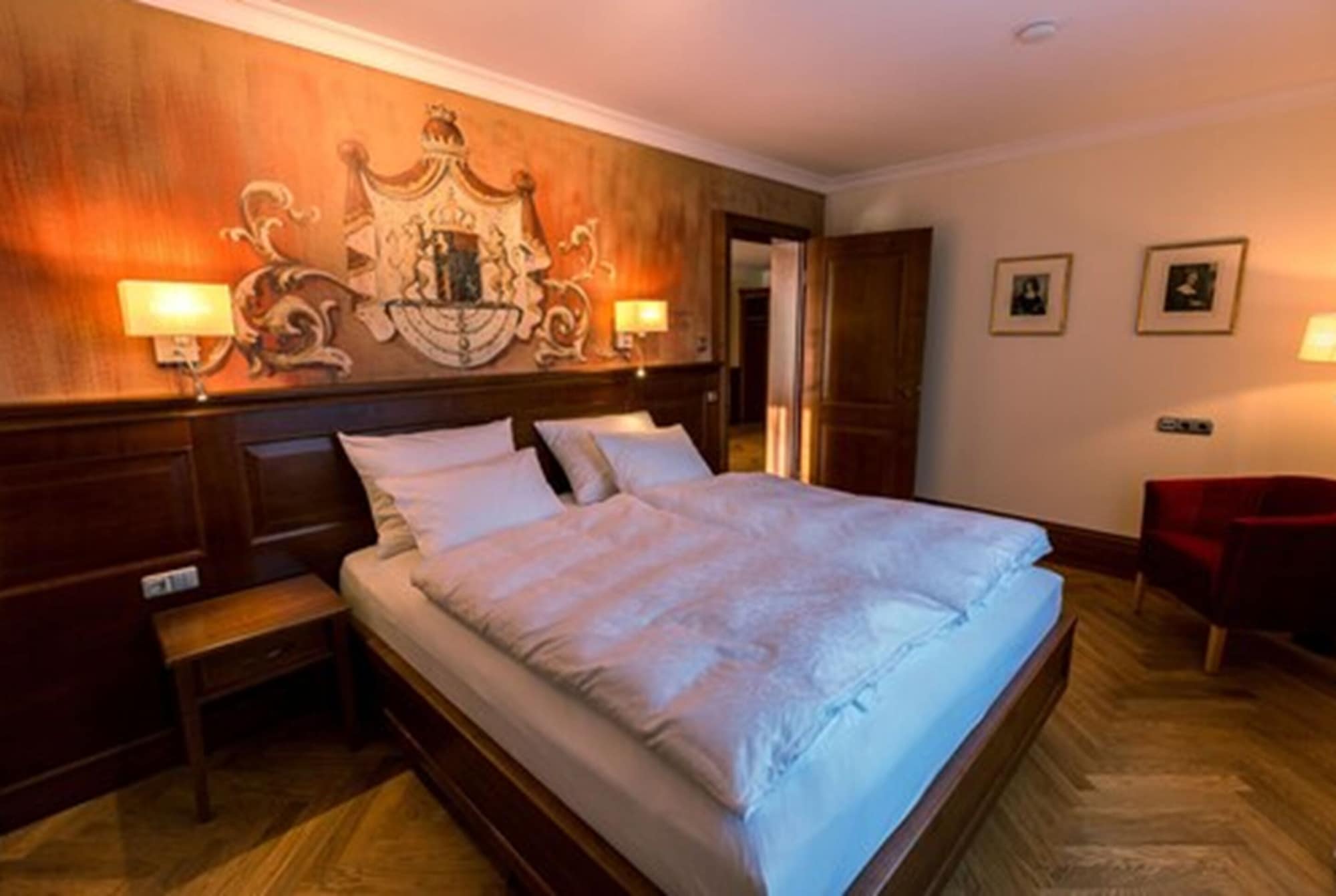 جناح بسرير كينج بغرفة نوم واحدة مع أريكة، Hotel & Gaststätte Zum Erdinger Weissbräu 3/5
