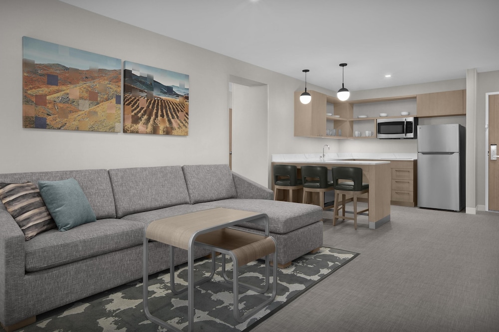 Holiday Inn Hotel And Suites 45/66