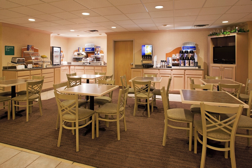 Holiday Inn Express Cleveland-Vermilion 23/36