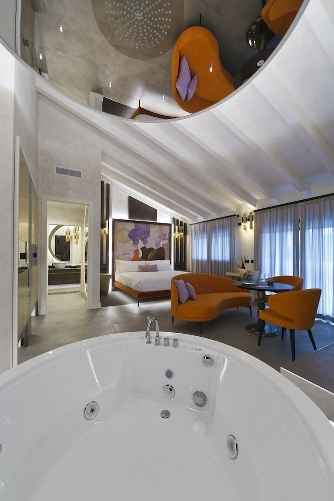 Vip's Motel Luxury Accommodation & Spa 72/72