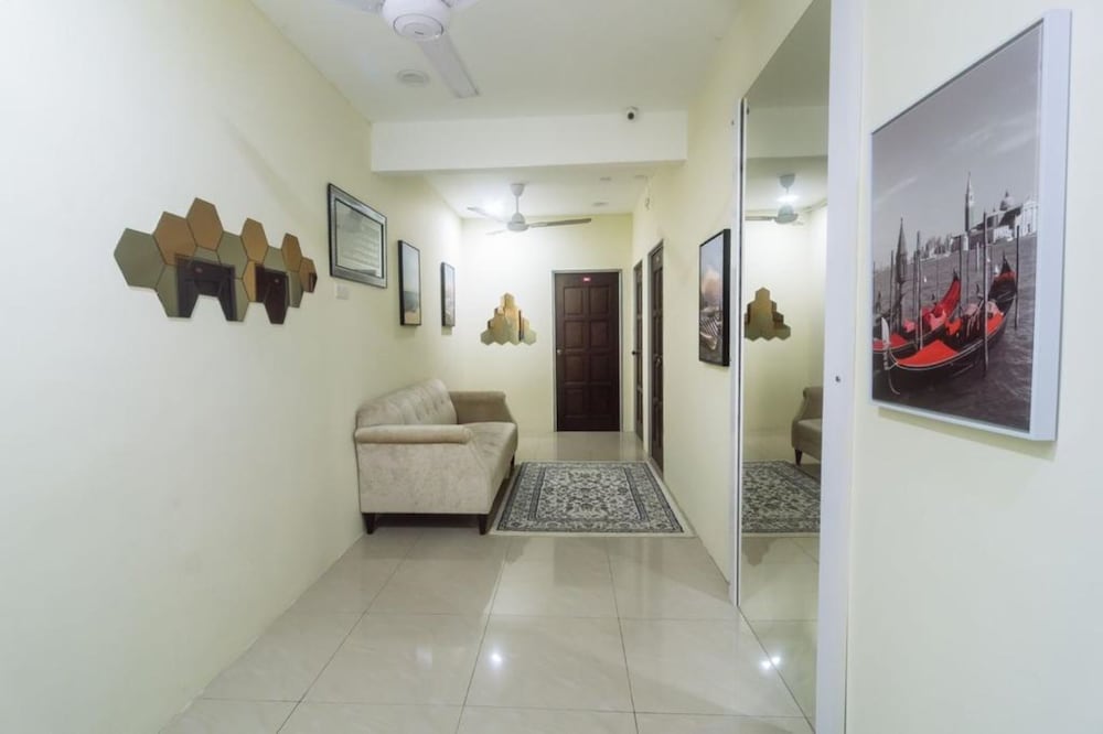 OYO 90090 Roselyn Inn 2 21/27