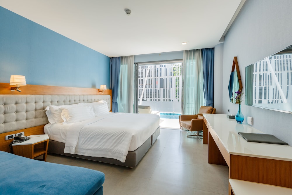 DELUXE, DOUBLE OR TWIN BED, POOL VIEW