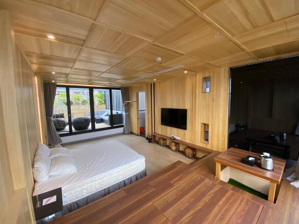 Beer Hotel 66/83