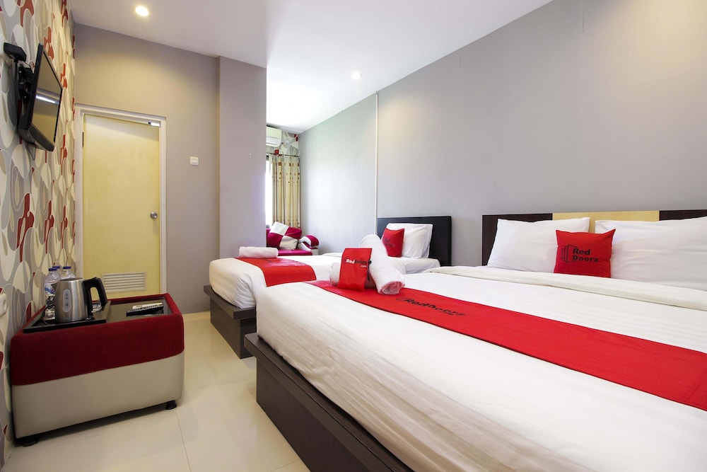 RedDoorz Plus @ Paal 2 Manado (RedDoorz - Elfah Hotel) 15/41