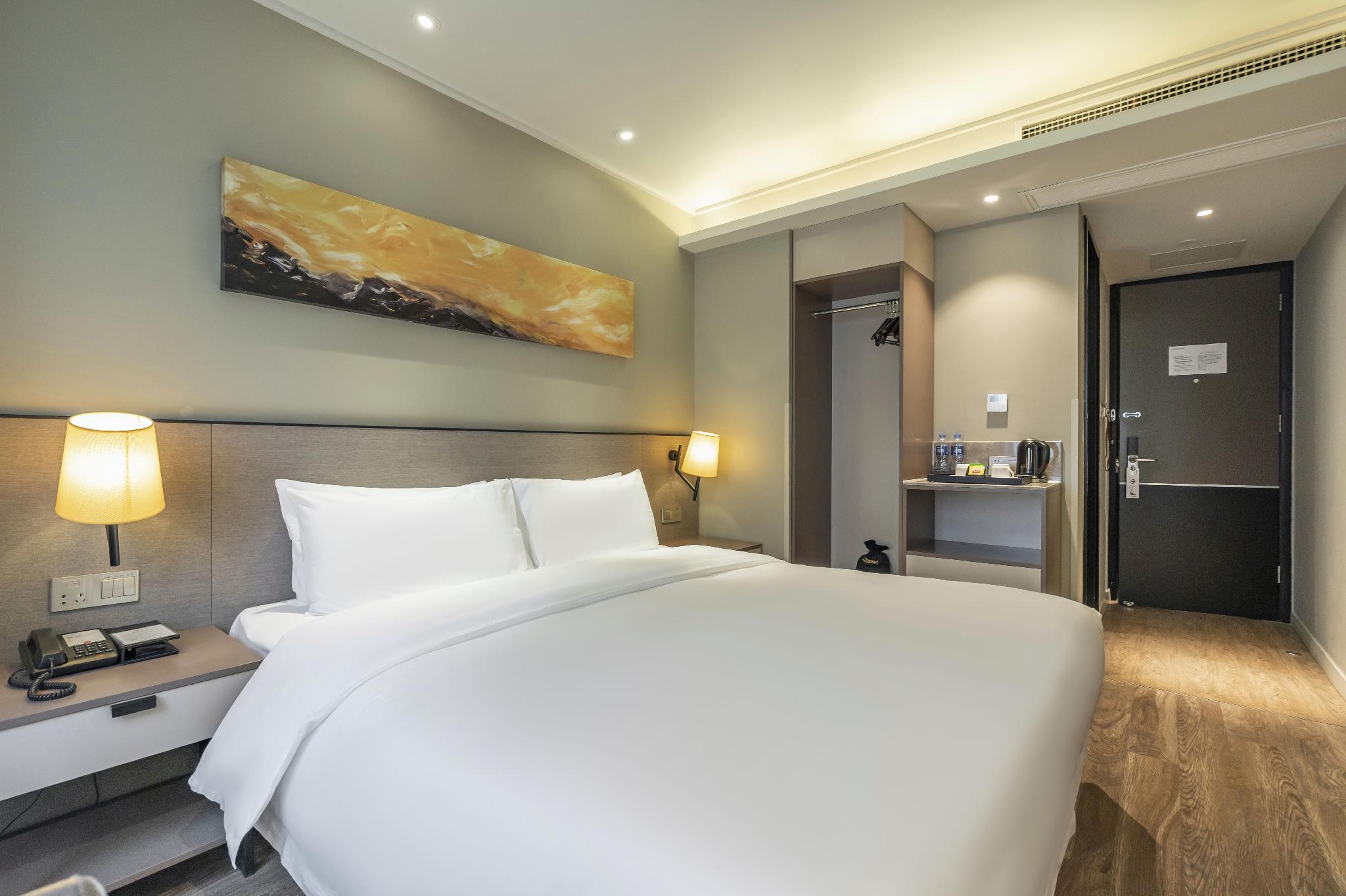 Home Inn Plus (Shanghai Hongqiao Road Metro Station) 19/42