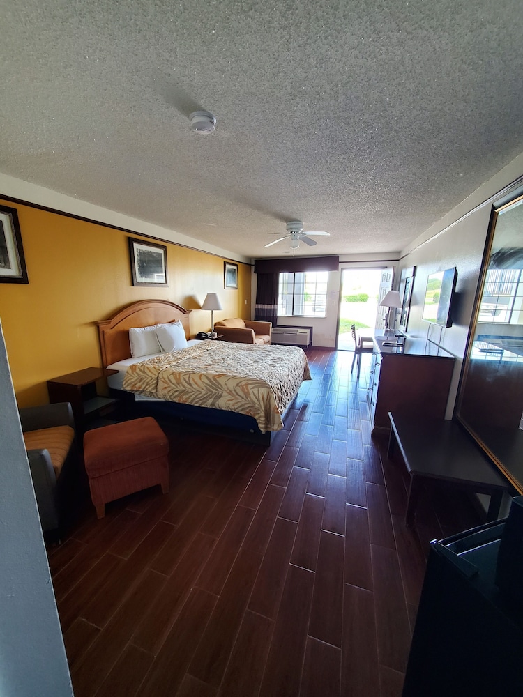Deluxe Inn Suites 35/61