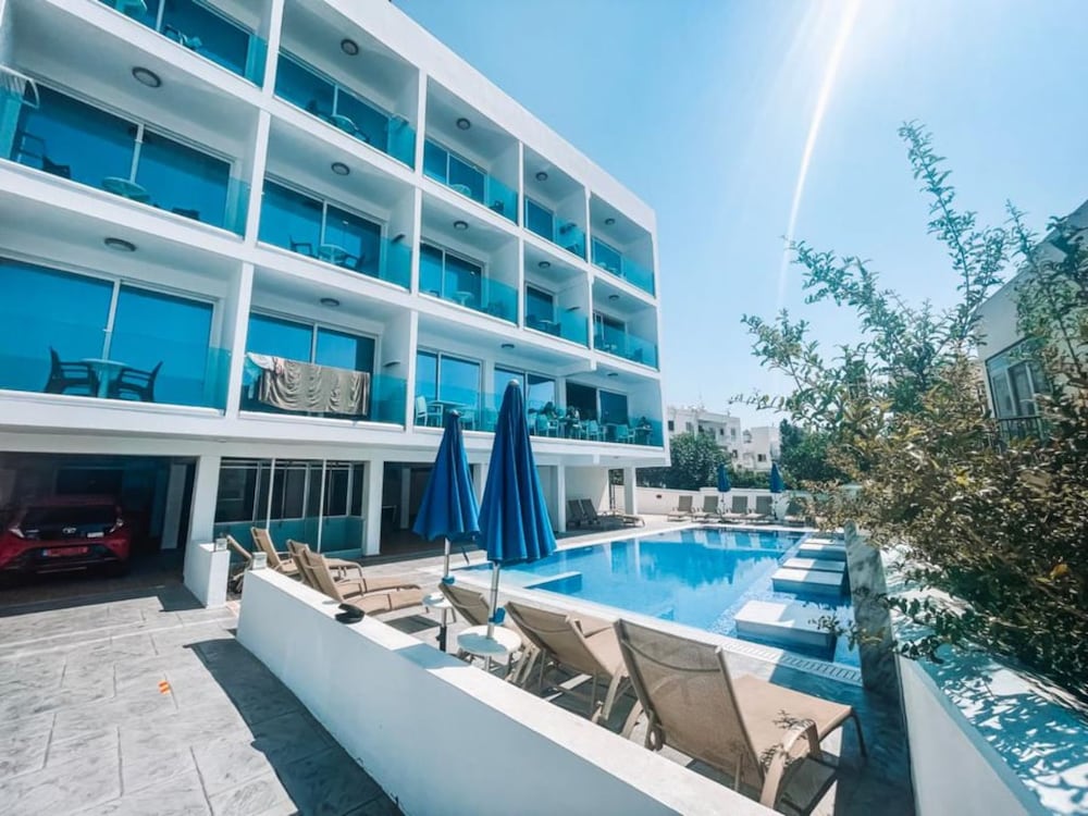 Sunny Blue Hotel 7/131