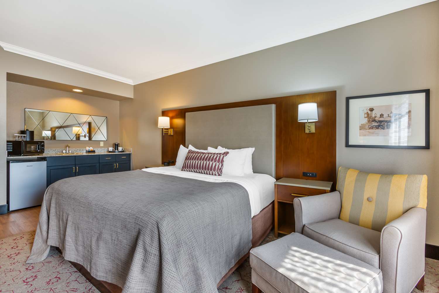 Mini, Suite, King Bed