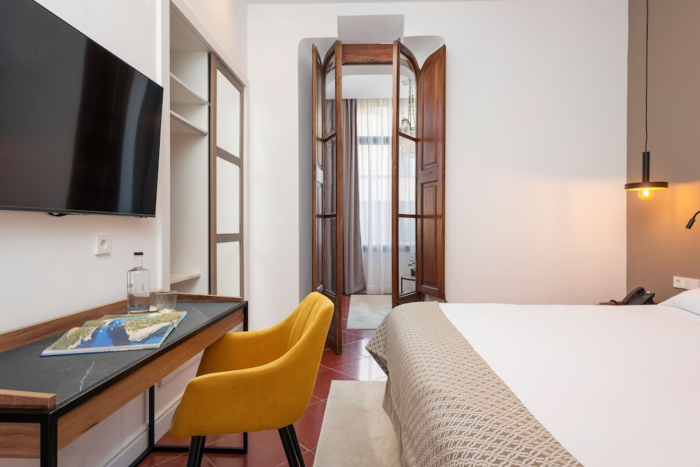جناح تنفيذي بسرير كينج بشرفة، Hotel Can Quetglas 3/8