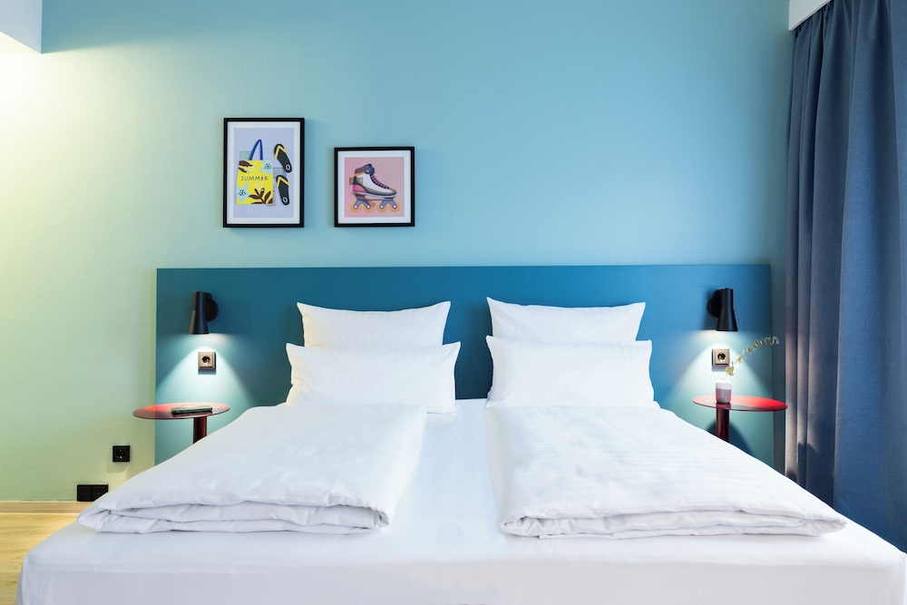 ROOM, QUEEN BED