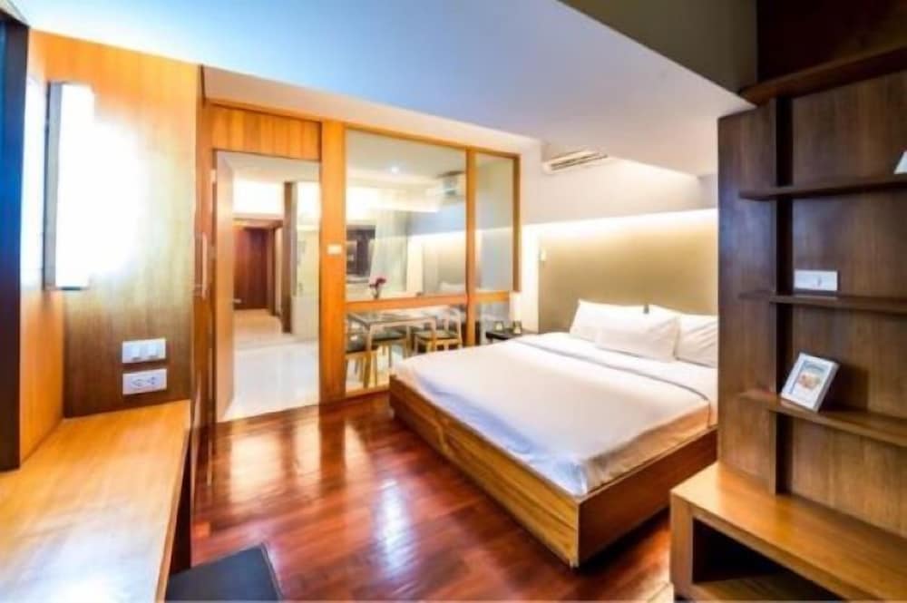 1 BEDROOM, SUITE