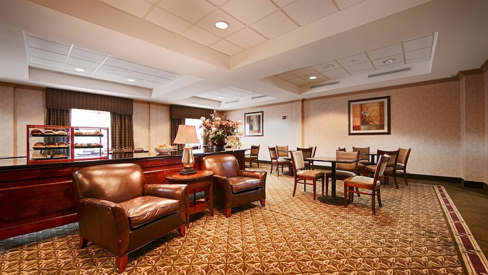 Spark by Hilton Rahway 16/25