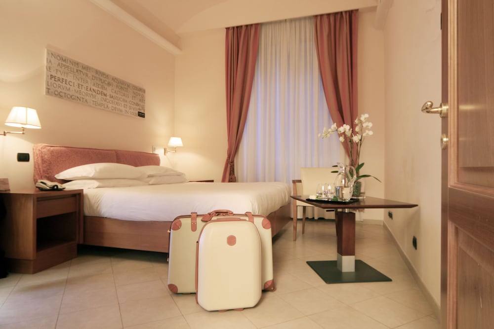 Crosti Hotel And Residence 34/45
