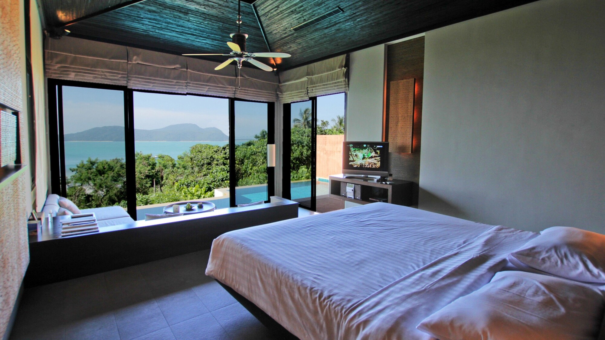 1 BEDROOM, FAMILY SUITE, PARTIAL OCEAN VIEW