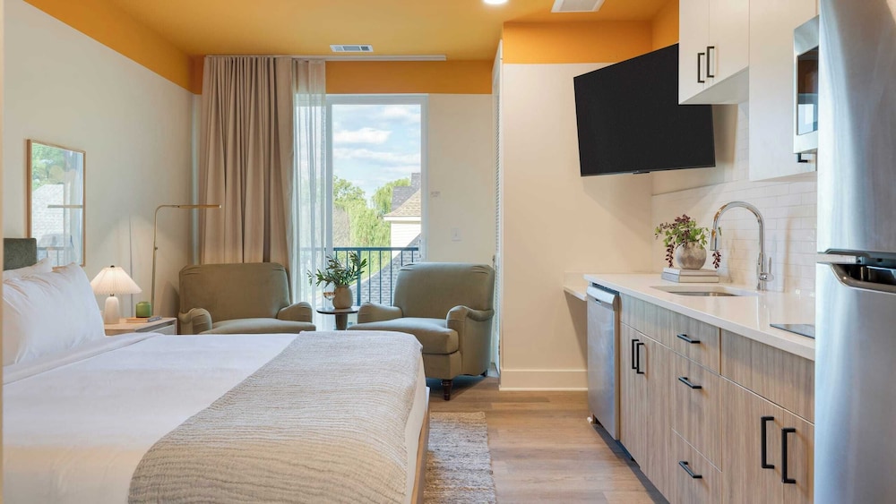 DELUXE, KING BED, BALCONY