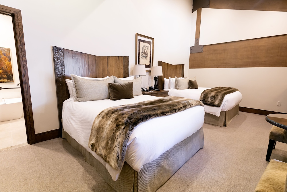 2 Bedrooms, Luxury, Suite, 1 King and 2 Queen Beds, Murphy Bed, Mountain View, Hot Tub
