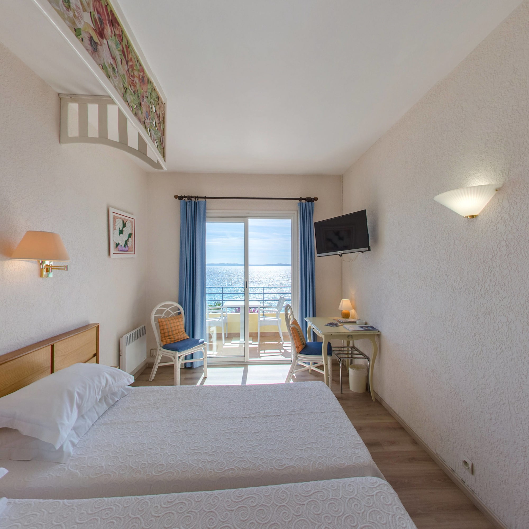ROOM, DOUBLE BED