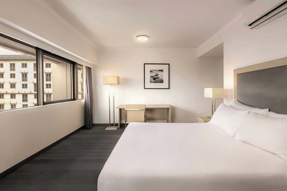 Standard, Queen Bed, City View
