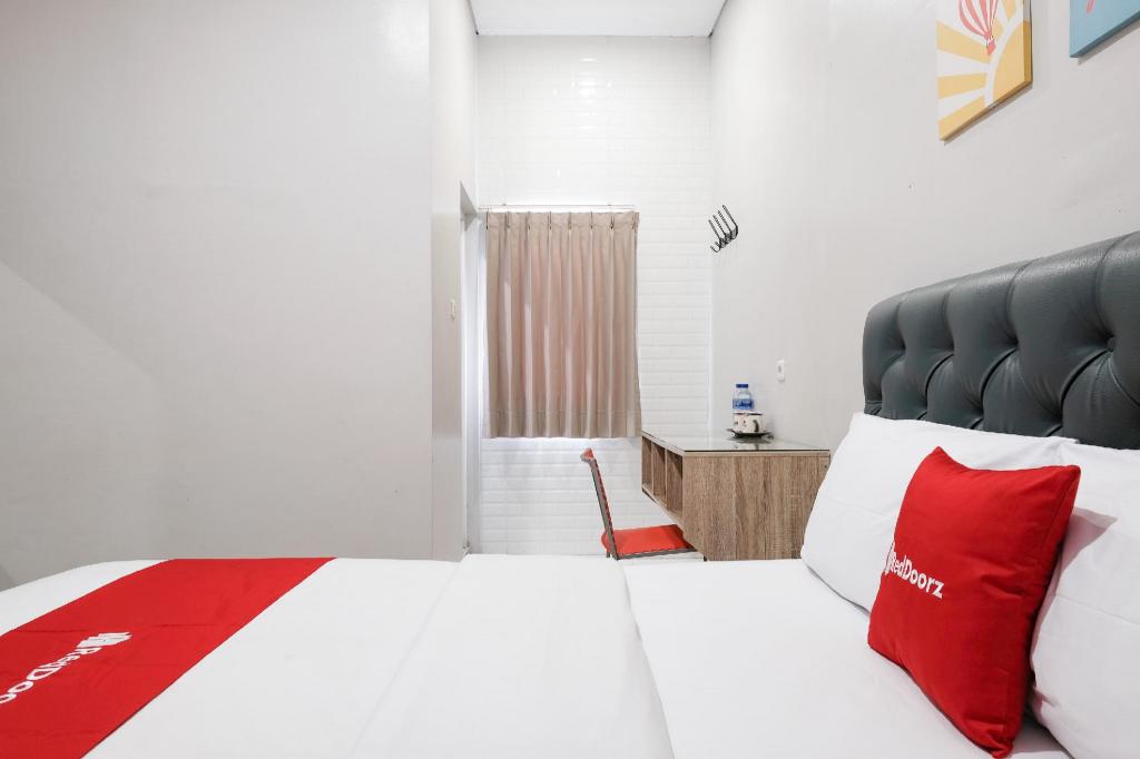 RedDoorz near Ciputra Golf Surabaya 13/50
