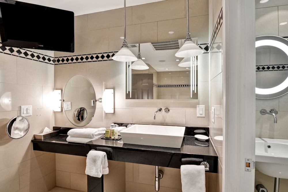 The Cincinnatian Hotel, Curio Collection by Hilton 21/49