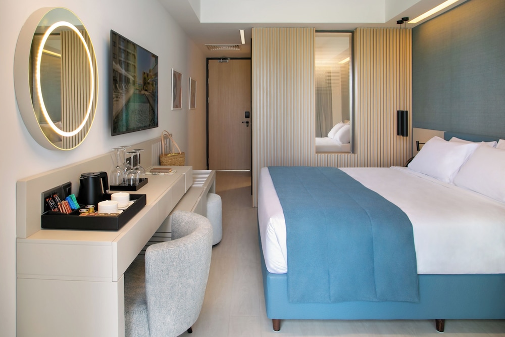غرفة قياسية بسرير مزدوج بإطلالة على البحر بشرفة، Mercure Larnaca Beach Resort 5/5