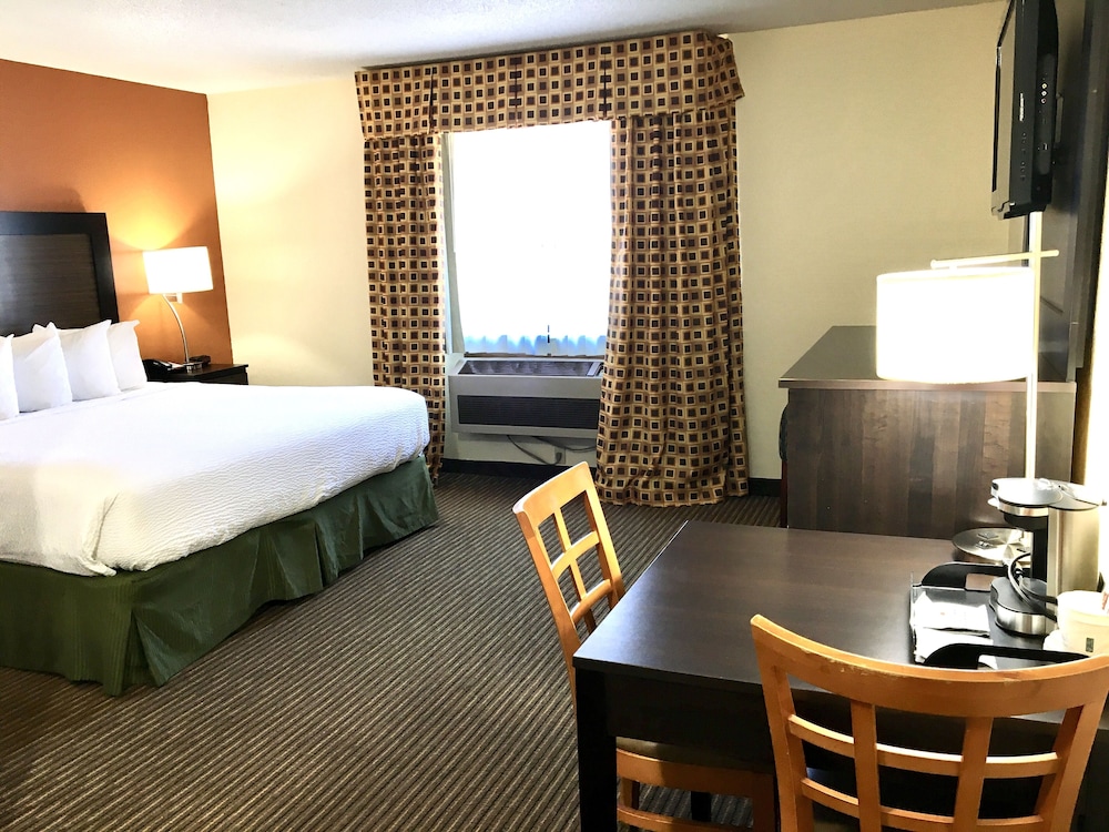 Days Inn Suites By Wyndham Traverse City 23/50