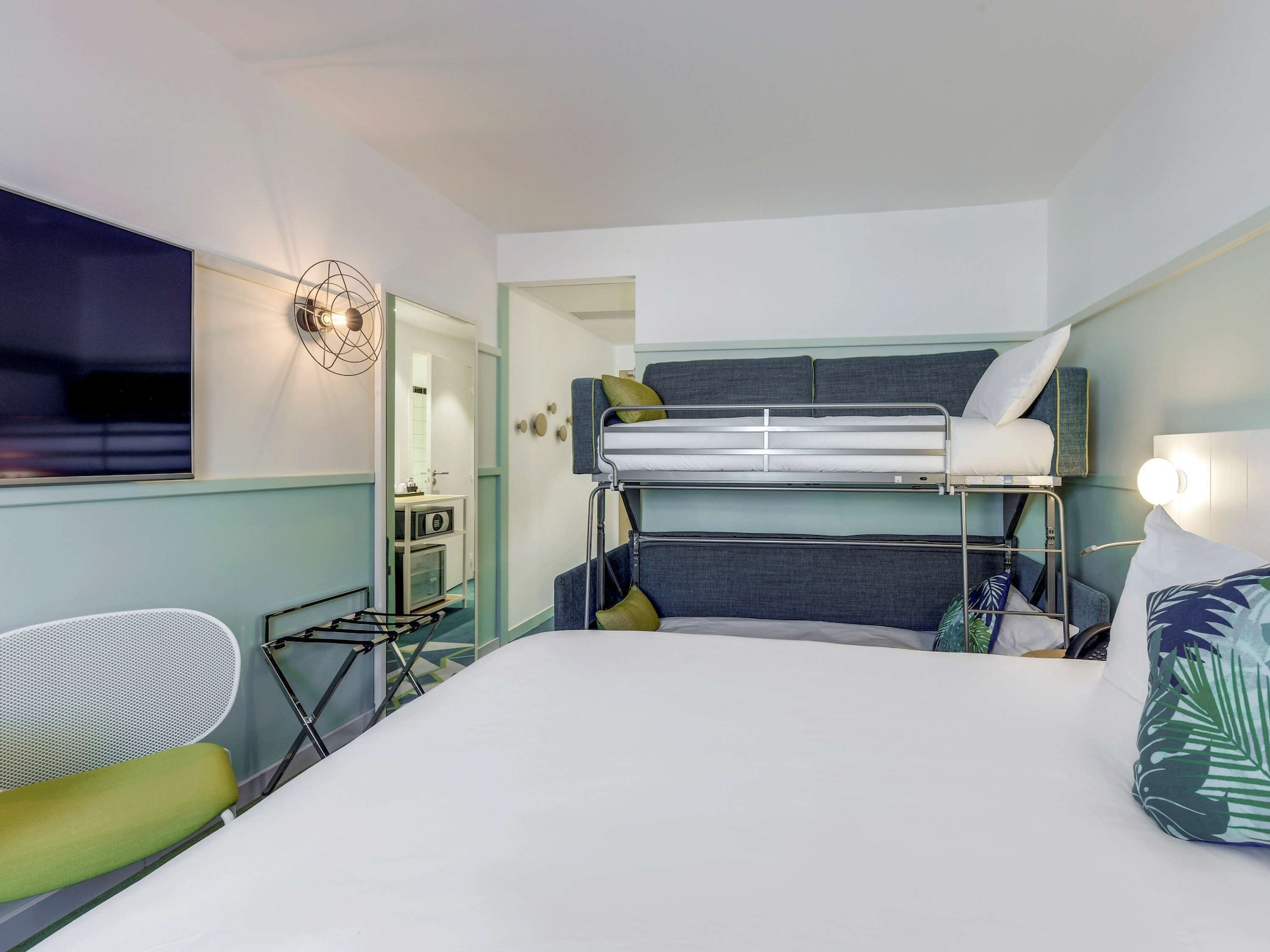 FAMILY, MULTIPLE BEDS