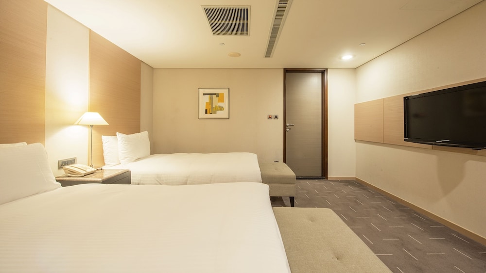 CHECK inn SELECT Taichung Dadun 18/48