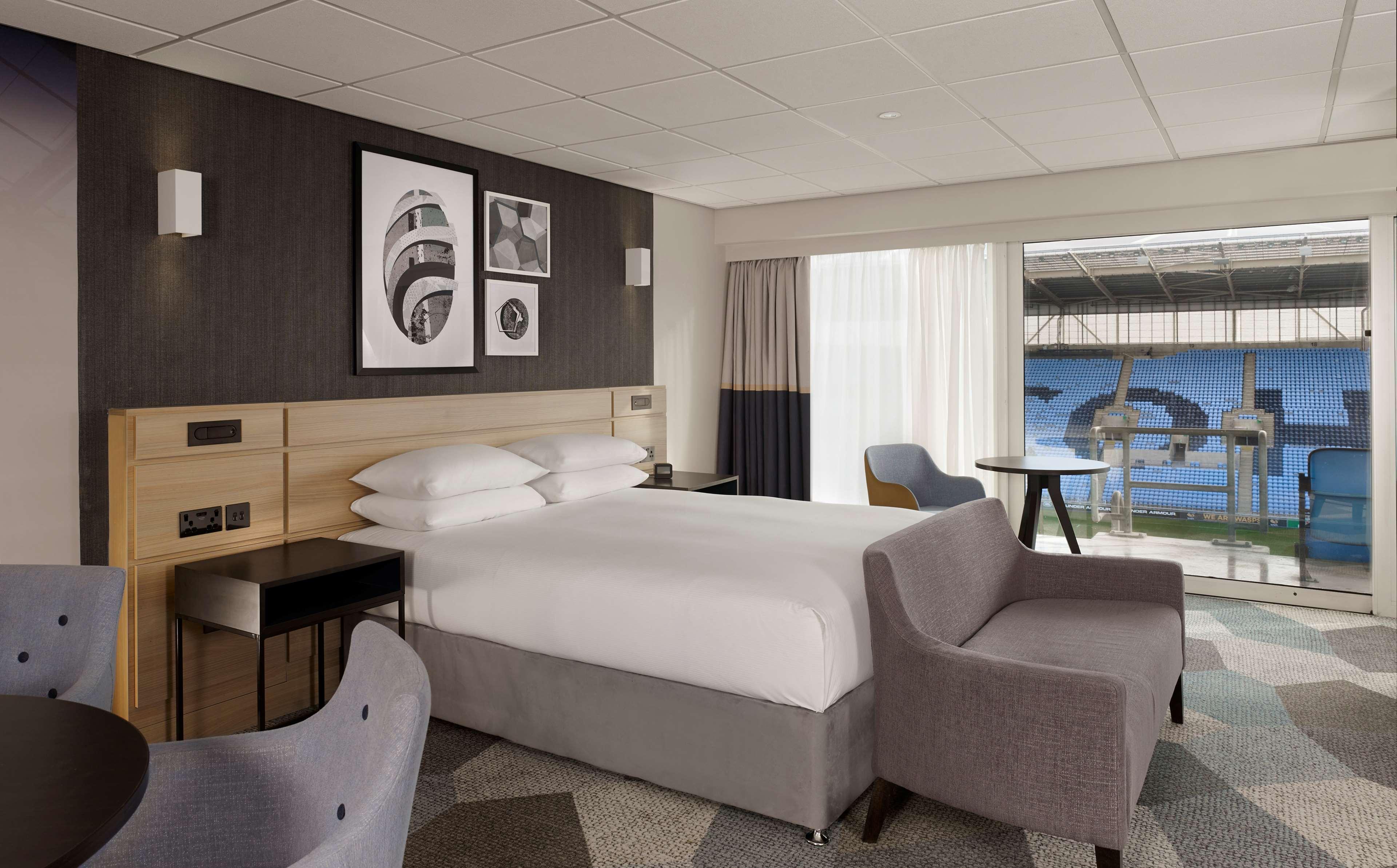 GUEST ROOM, KING BED, PITCH VIEW