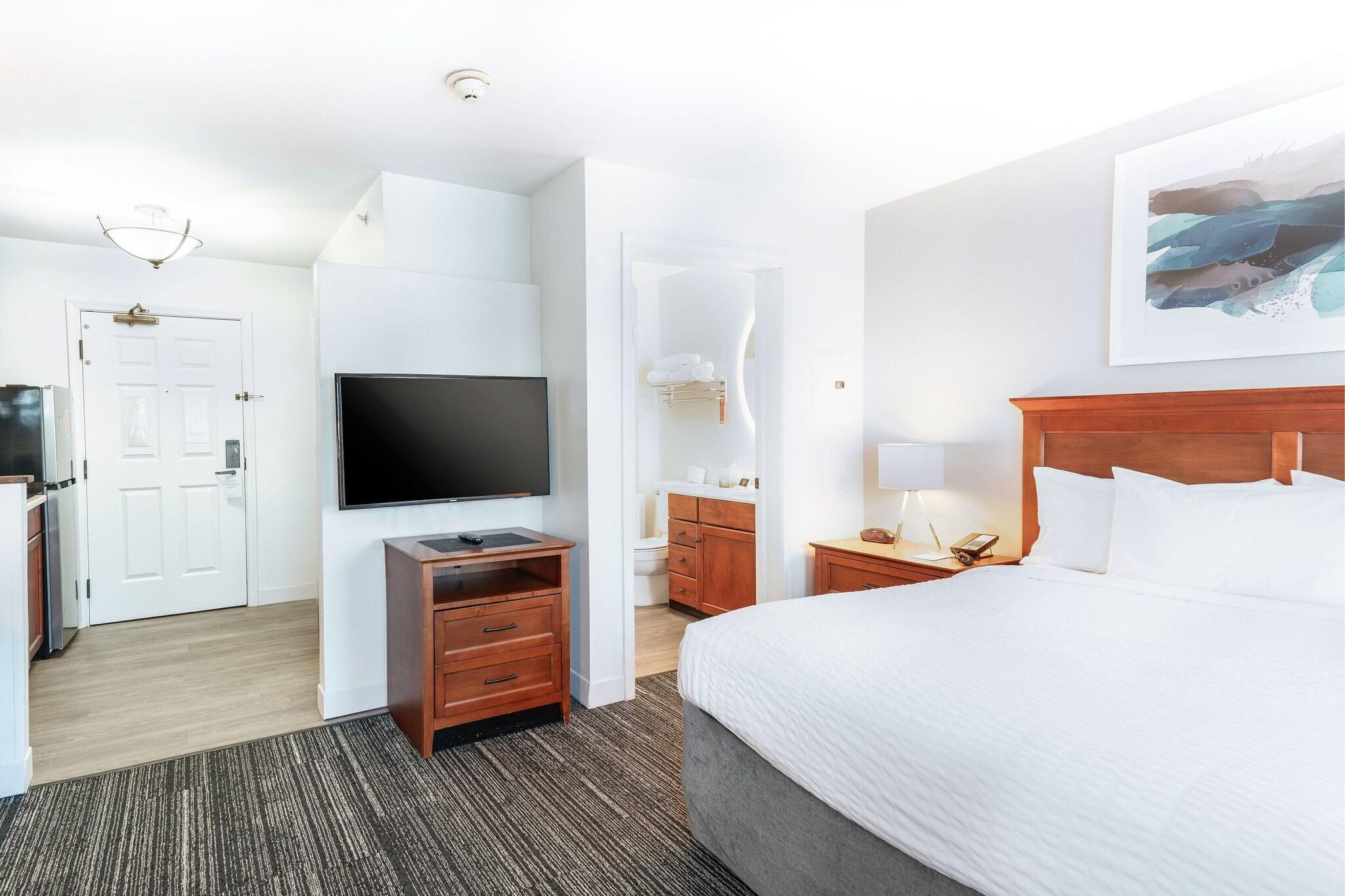 Studio, Queen Bed