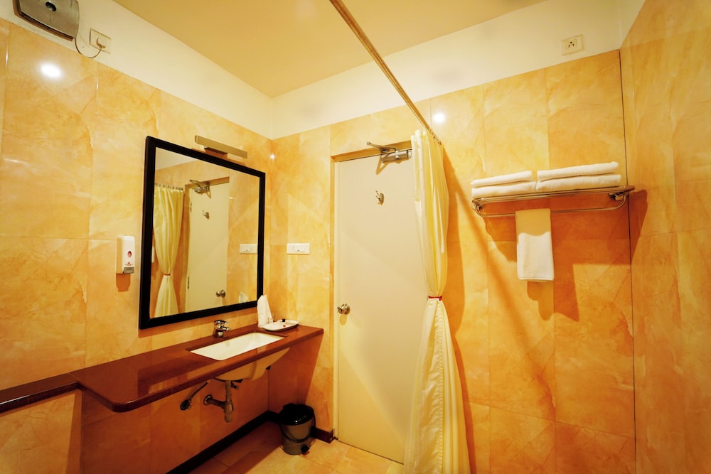 HOTEL EXCELLENCY 50/50