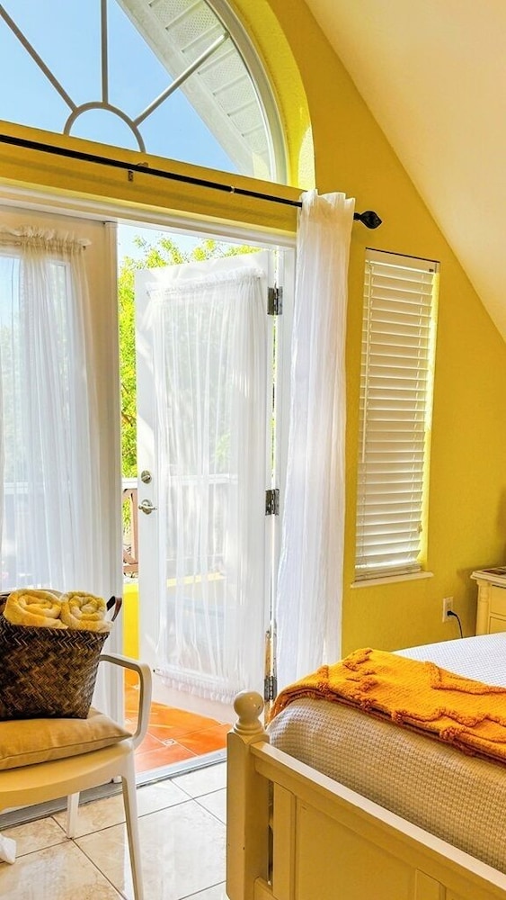 Shangri-La Bed & Breakfast 25/50