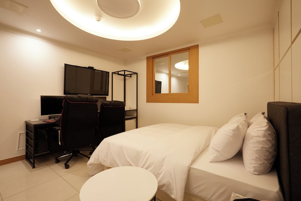JM Hotel 33/66