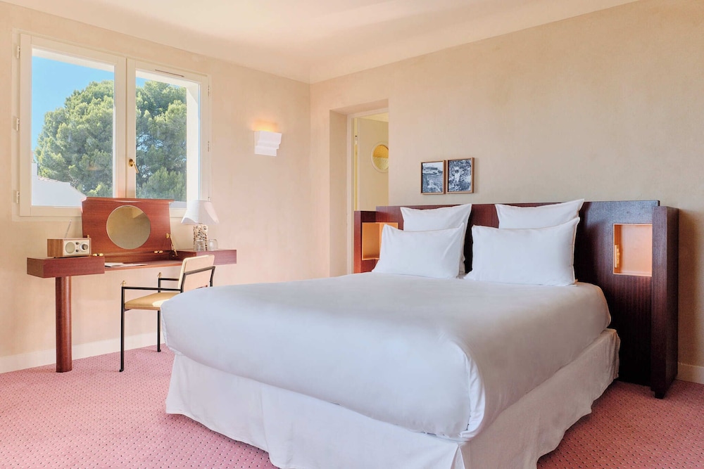 Pine, Queen Bed, Forest View