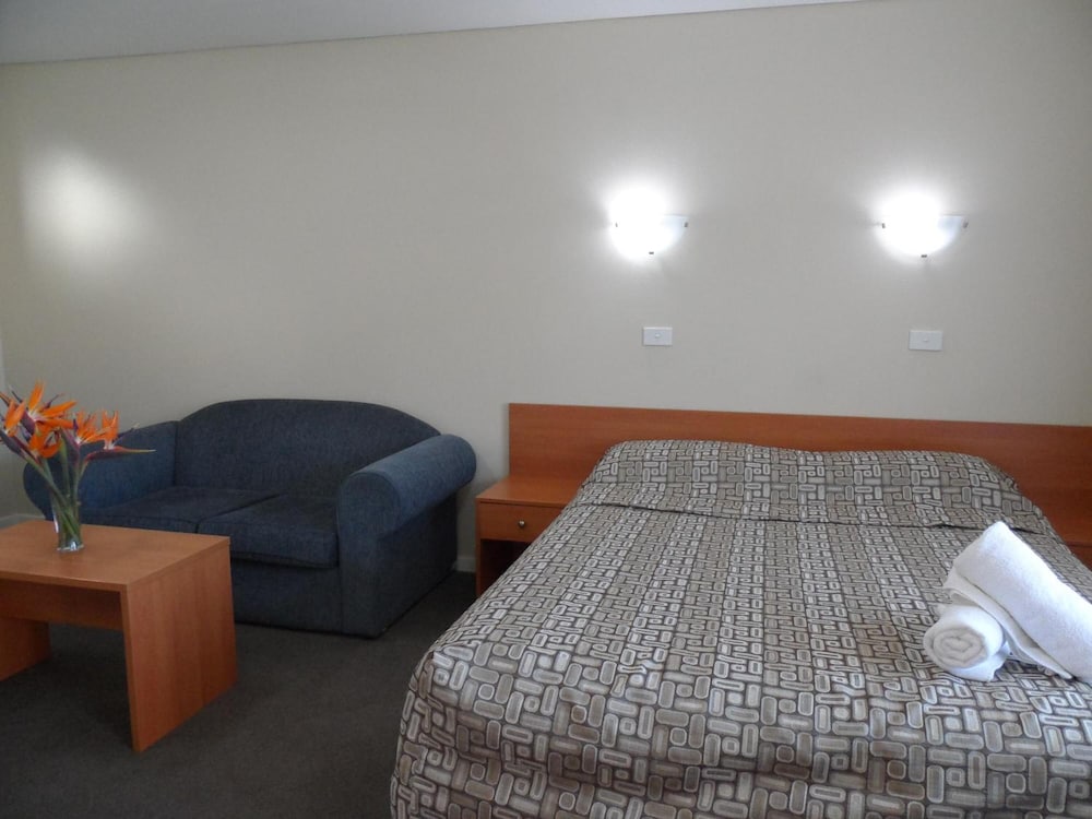 Liberty Plains Motor Inn 13/30