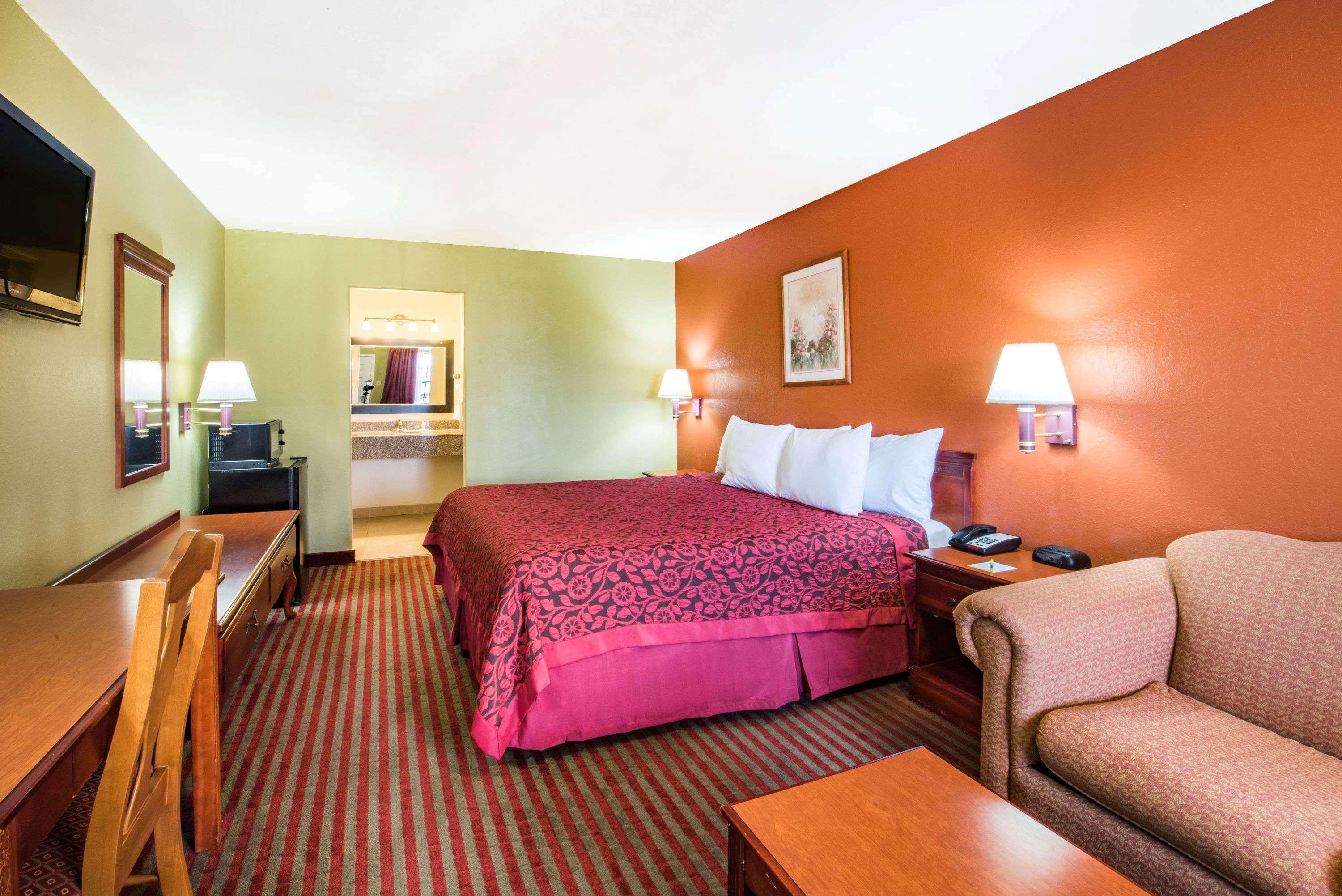 غرفة بسرير كينج للمدخنين، Days Inn by Wyndham McAllen 2/2