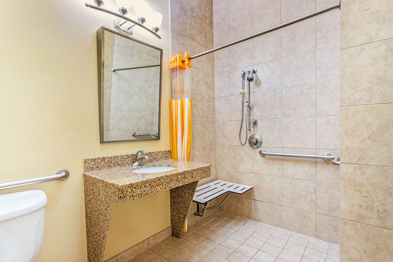 La Quinta Inn & Suites by Wyndham Ennis 48/50
