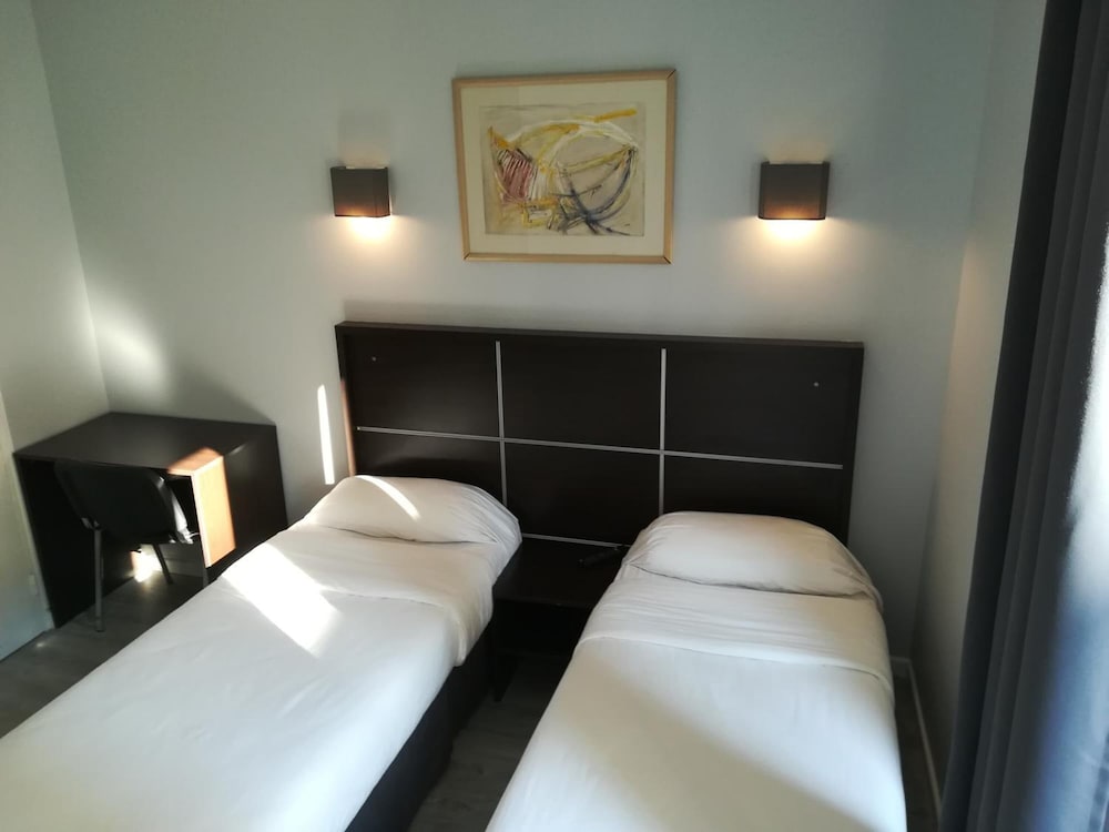 ROOM, TWIN BEDS