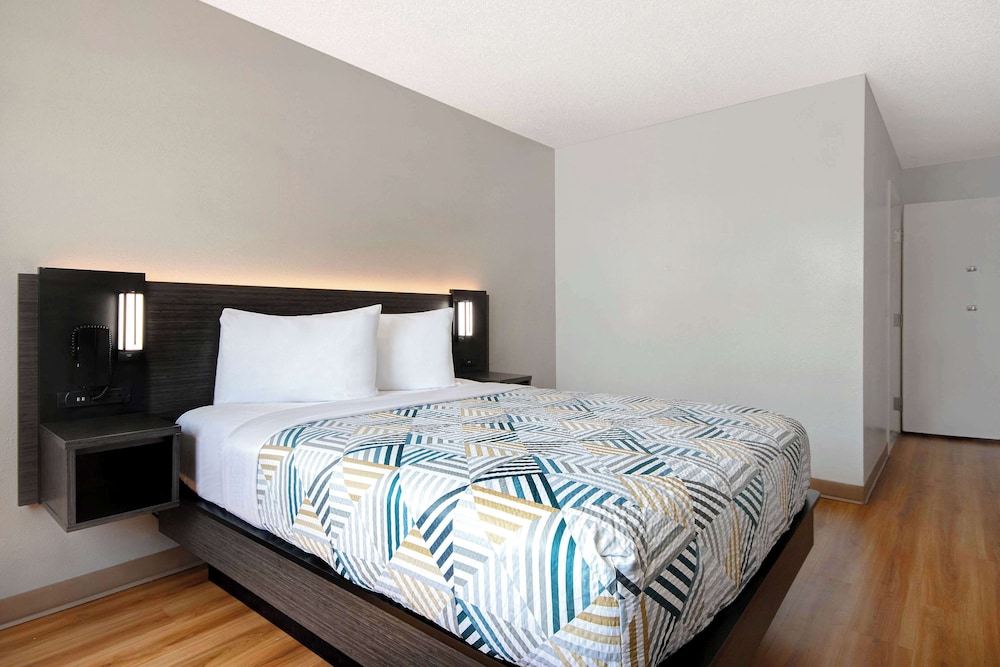 STANDARD, QUEEN BED, ACCESSIBLE