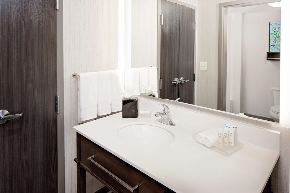 Homewood Suites By Hilton Ronkonkoma 12/34