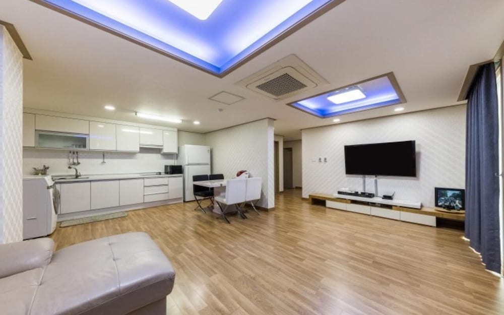 Mud Beach Hotel 45/57