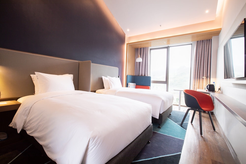 Holiday Inn Express Guizhou Qinglong 12/43