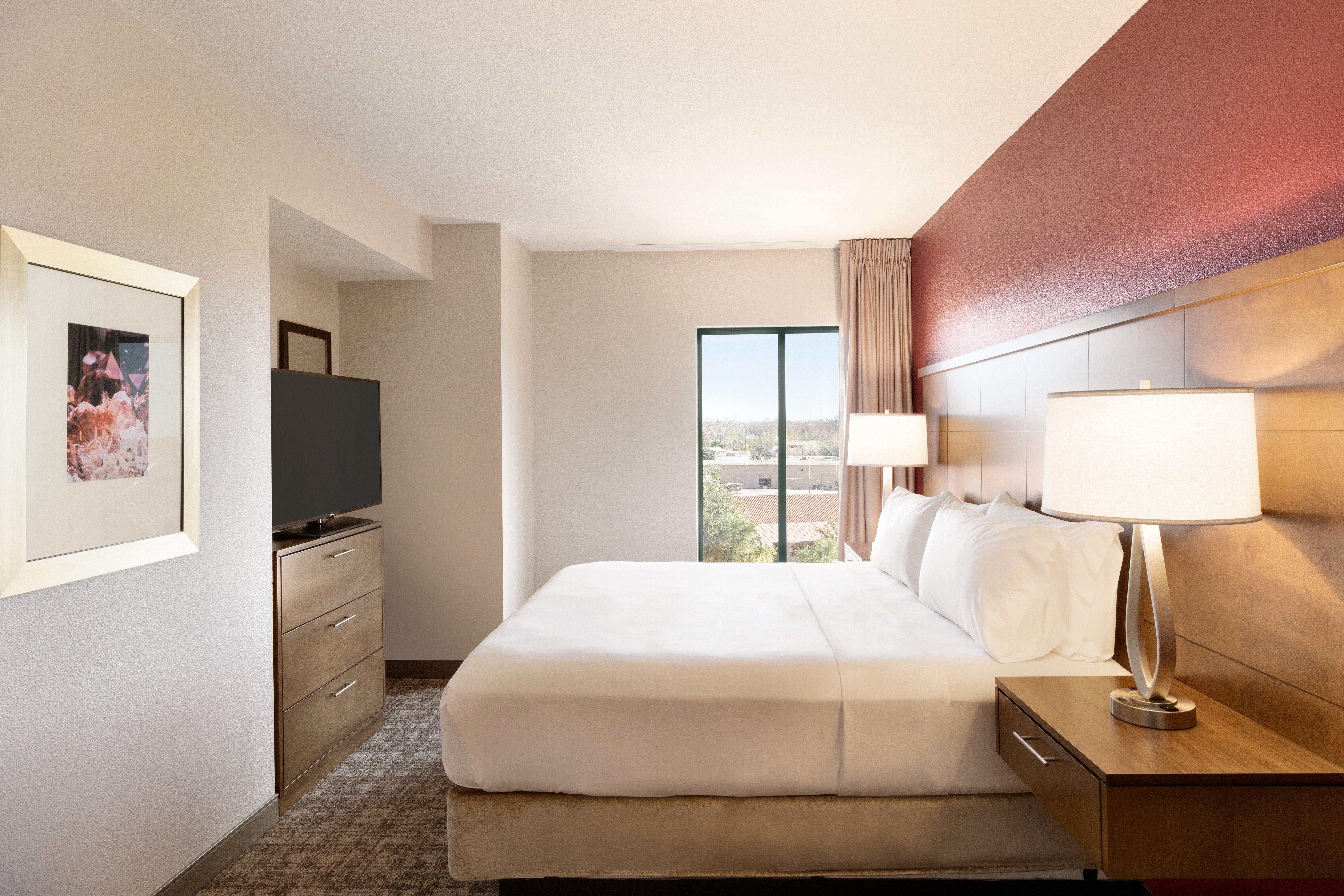 جناح بسرير كينج وسريرين كوين بغرفتي نوم، Staybridge Suites San Antonio Downtown Conv Ctr, an IHG Hotel 11/13