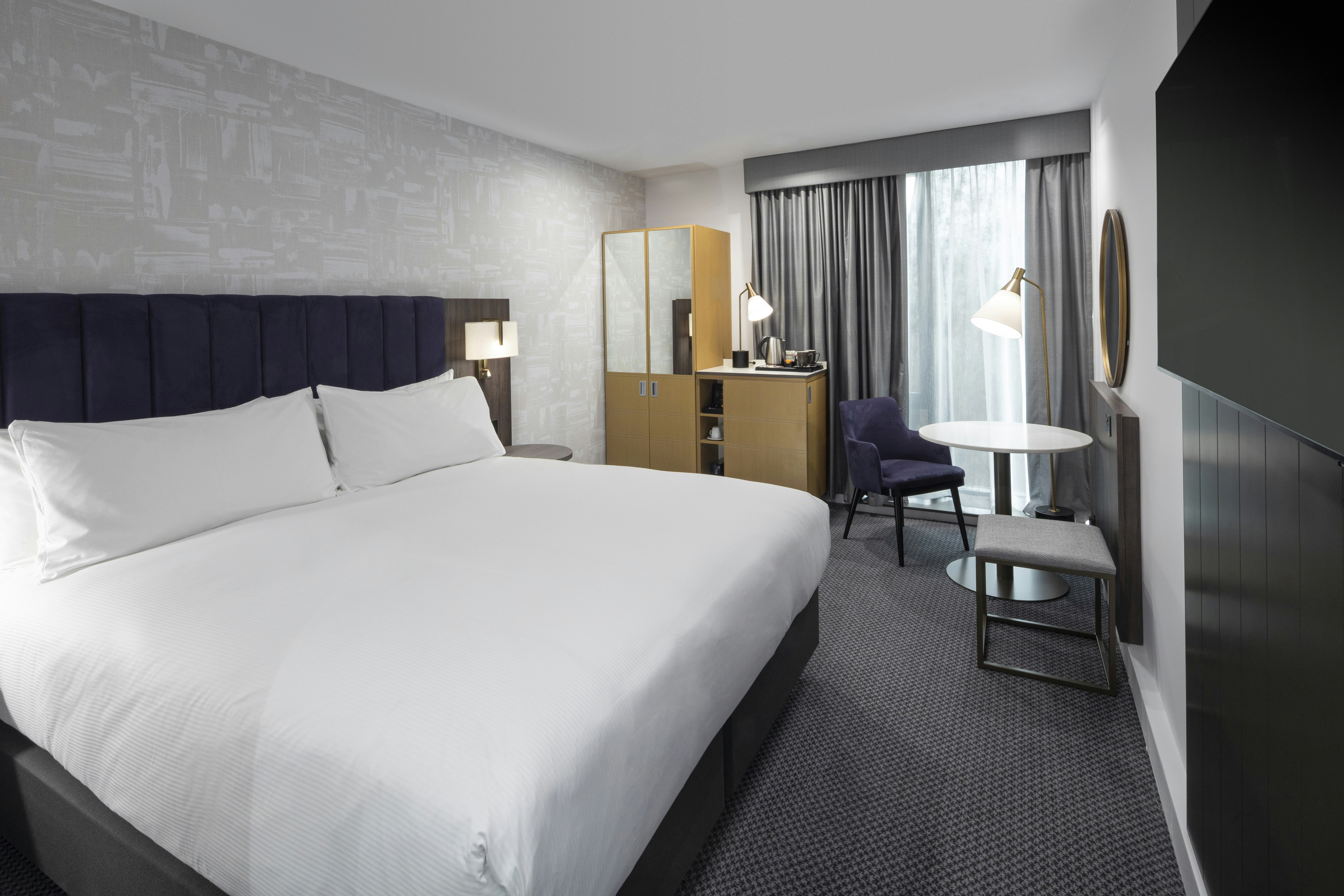 DELUXE, KING BED