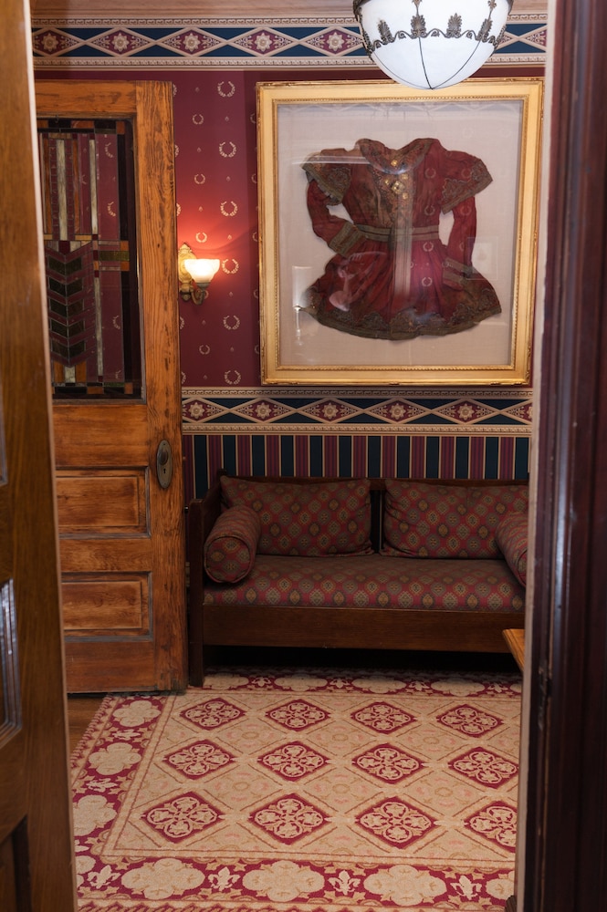 South Broadway Manor Bed and Breakfast 31/72