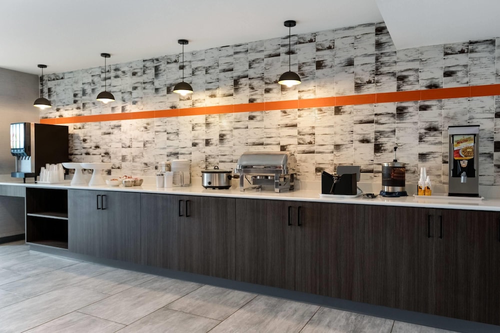 La Quinta Inn and Suites by Wyndham Montgomery 9/50