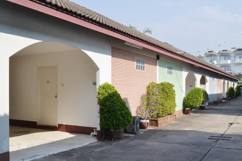 Bangsaen Villa Hotel 36/48