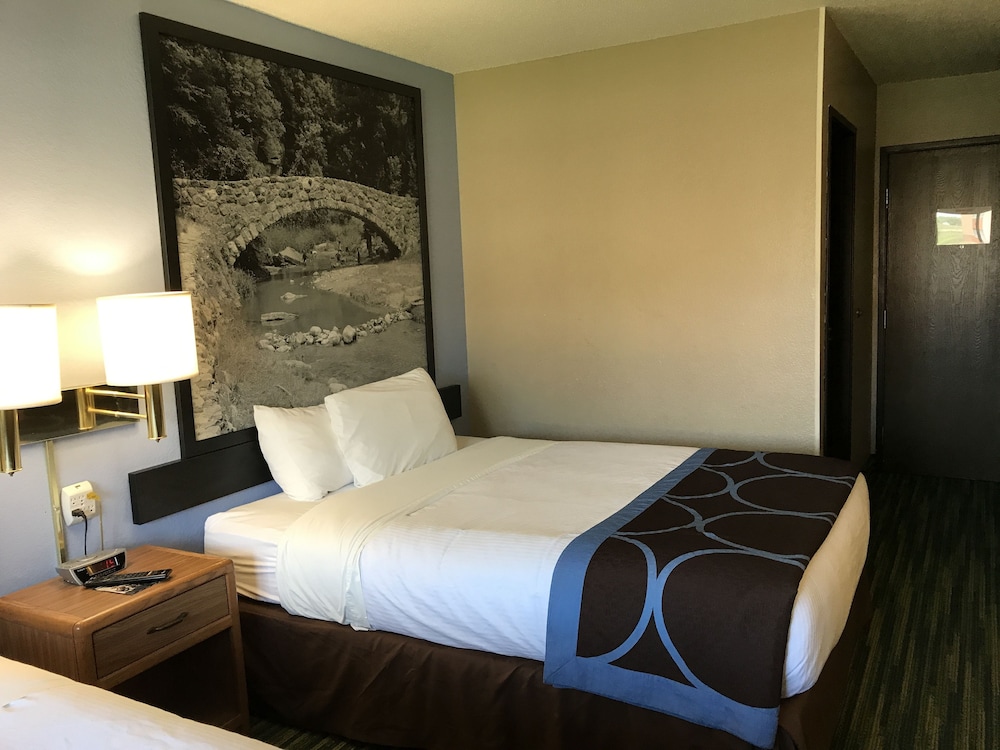 Boarders Inn and Suites by Cobblestone Hotels Waterloo 5/9