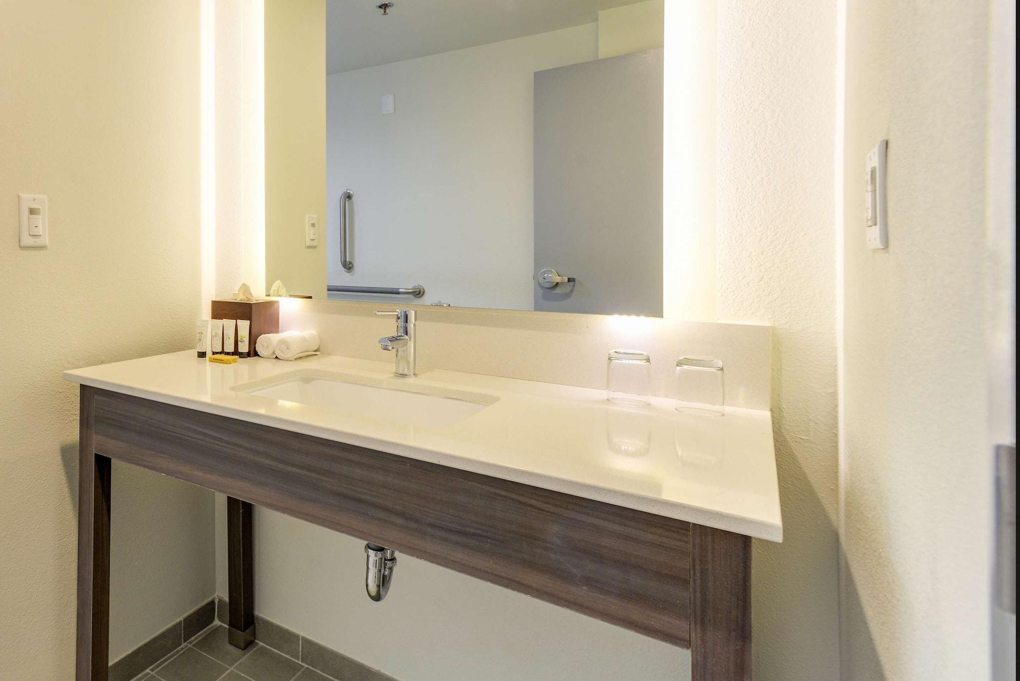St. Louis Airport Hotel 44/44